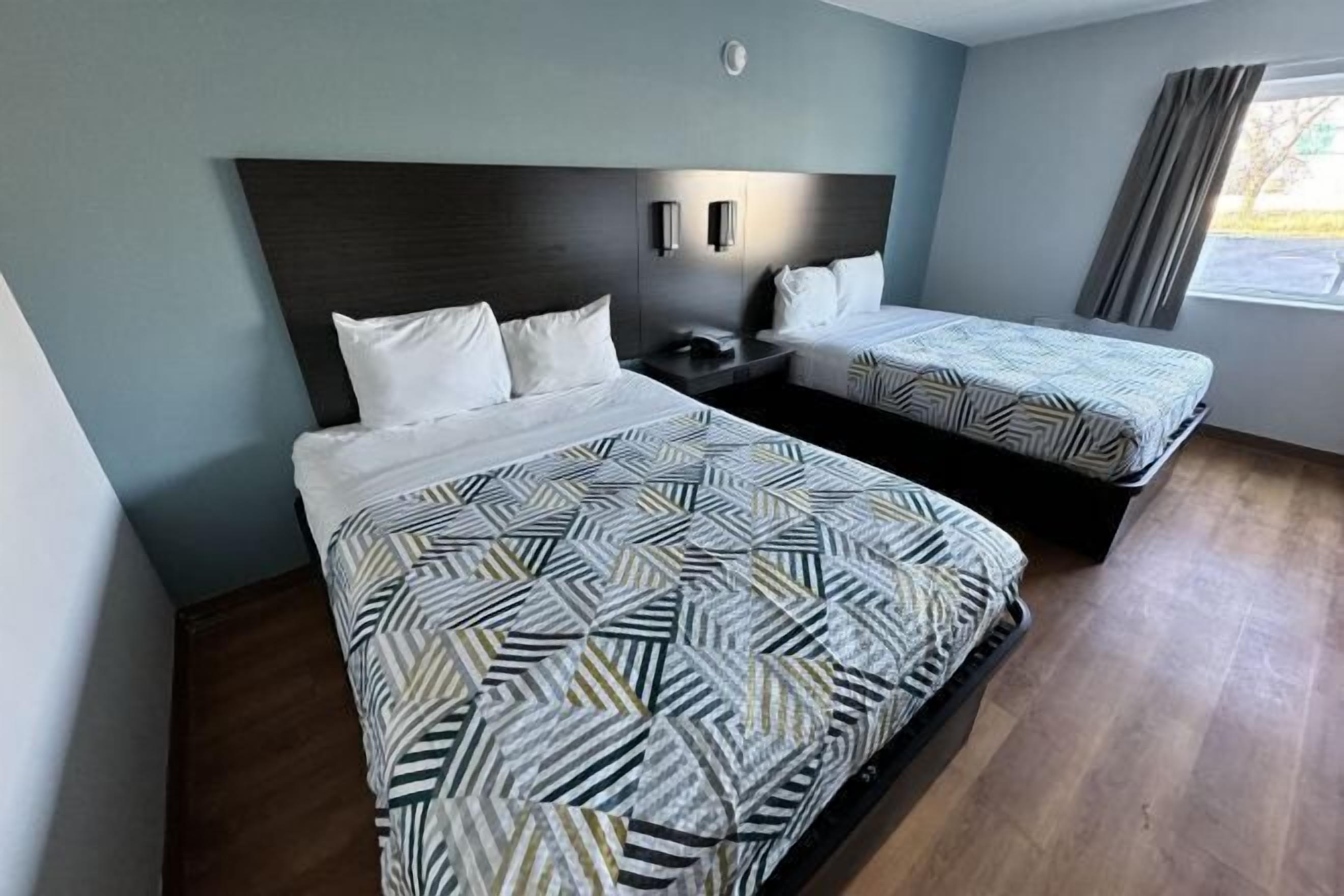 Työpöytä, kannettavalle tietokoneelle sopiva työtila, pimennysverhot