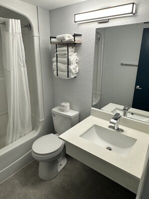 Combined shower/tub, towels, soap, toilet paper - Motel 6 East Syracuse, NY – Airport (East Syracuse)