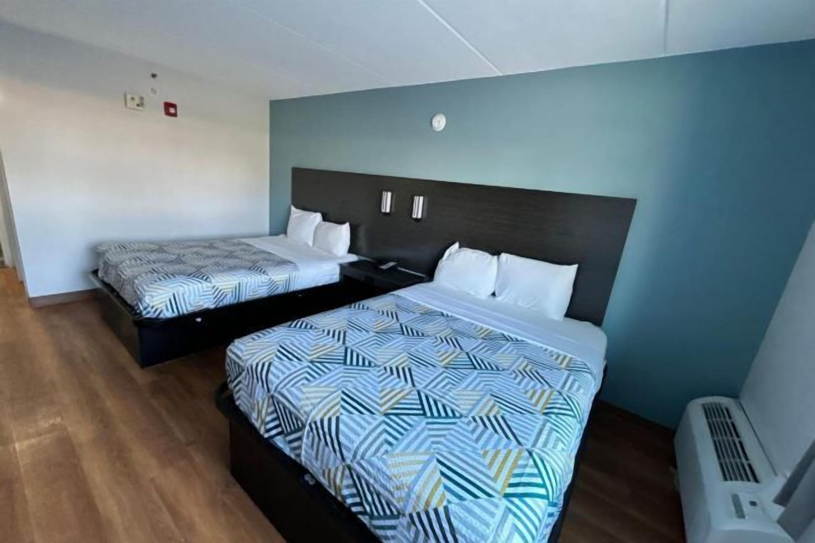 Työpöytä, kannettavalle tietokoneelle sopiva työtila, pimennysverhot