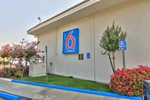 Exterior - Motel 6 Sacramento, CA - Old Sacramento North (Sacramento)