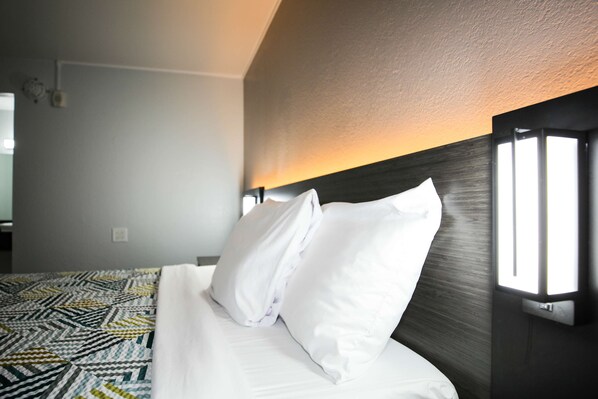 Free WiFi, bed sheets - Motel 6 Sacramento, CA - Old Sacramento North (Sacramento)