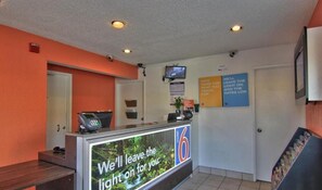 Interior - Motel 6 Sacramento, CA - Old Sacramento North (Sacramento)