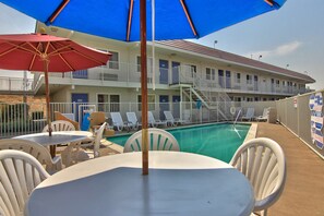 Seasonal outdoor pool - Motel 6 Sacramento, CA - Old Sacramento North (Sacramento)