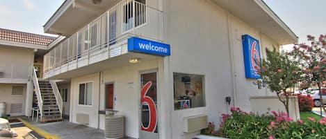 المنشأة من الخارج