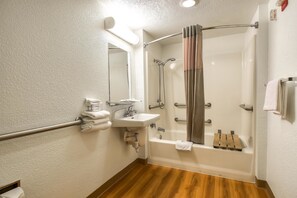 Chambre Standard, 1 lit double, accessible aux personnes à mobilité réduite, non-fumeur | Salle de bain