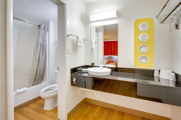 Shower, towels - Motel 6 Tempe, AZ - Scottsdale South (Tempe)