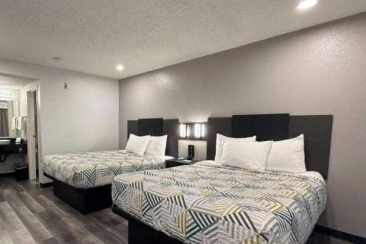 2 Queen Beds | Mini Fridge