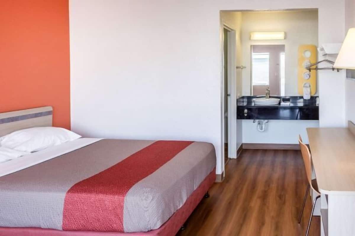 Cortinas blackout, tabla de planchar con plancha y wifi gratis