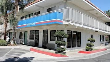 Un edificio de dos plantas con un letrero que dice 'WELCOME' en el balcón.