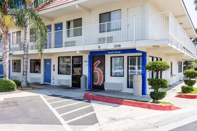 Motel 6 Bakersfield, CA - Convention Center