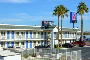 Property entrance - Motel 6 Phoenix, AZ - Airport - 24th Street (Phoenix)