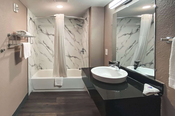 Combined shower/tub, towels