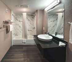 Bañera con ducha, toallas