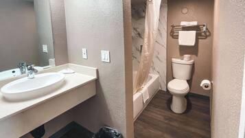 Combined shower/tub, towels