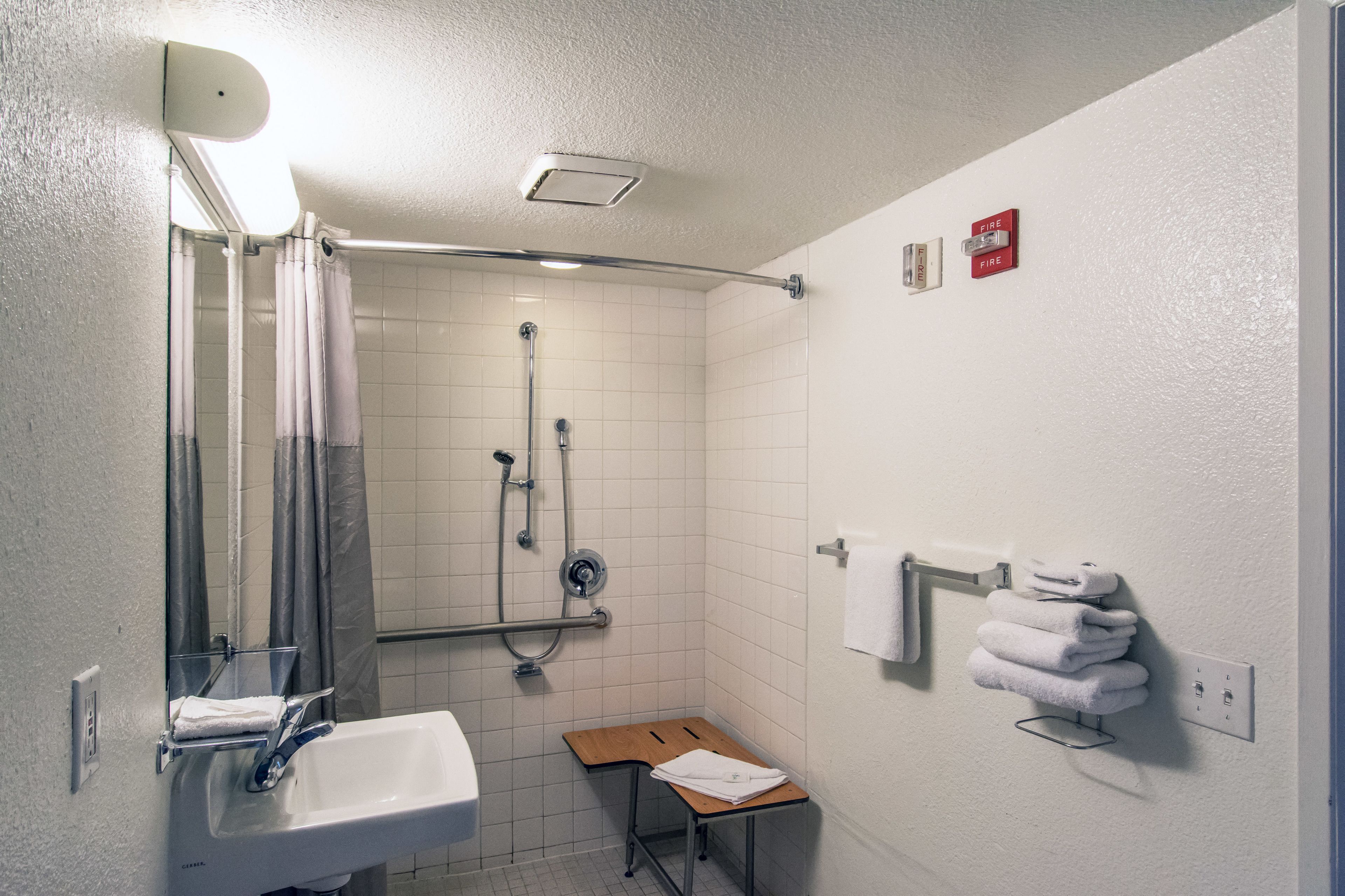 وحدات دش مع أحواض استحمام، مناشف