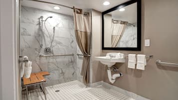 Combined shower/tub, towels