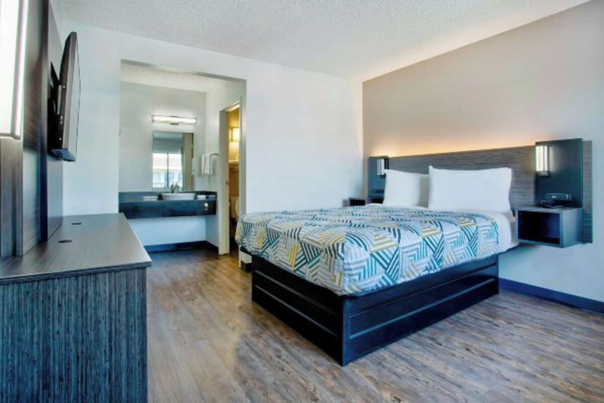 1 Queen Bed | Non-Smoking