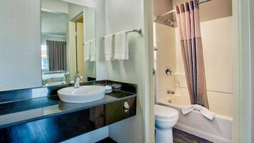 Combined shower/tub, rainfall showerhead, towels