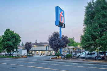 Motel 6 Salem, OR