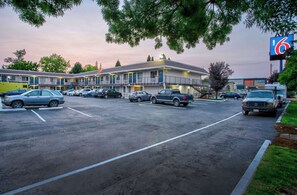 A motel with multiple parking spaces and a sign for '6'. - Motel 6 Salem, OR (Salem)
