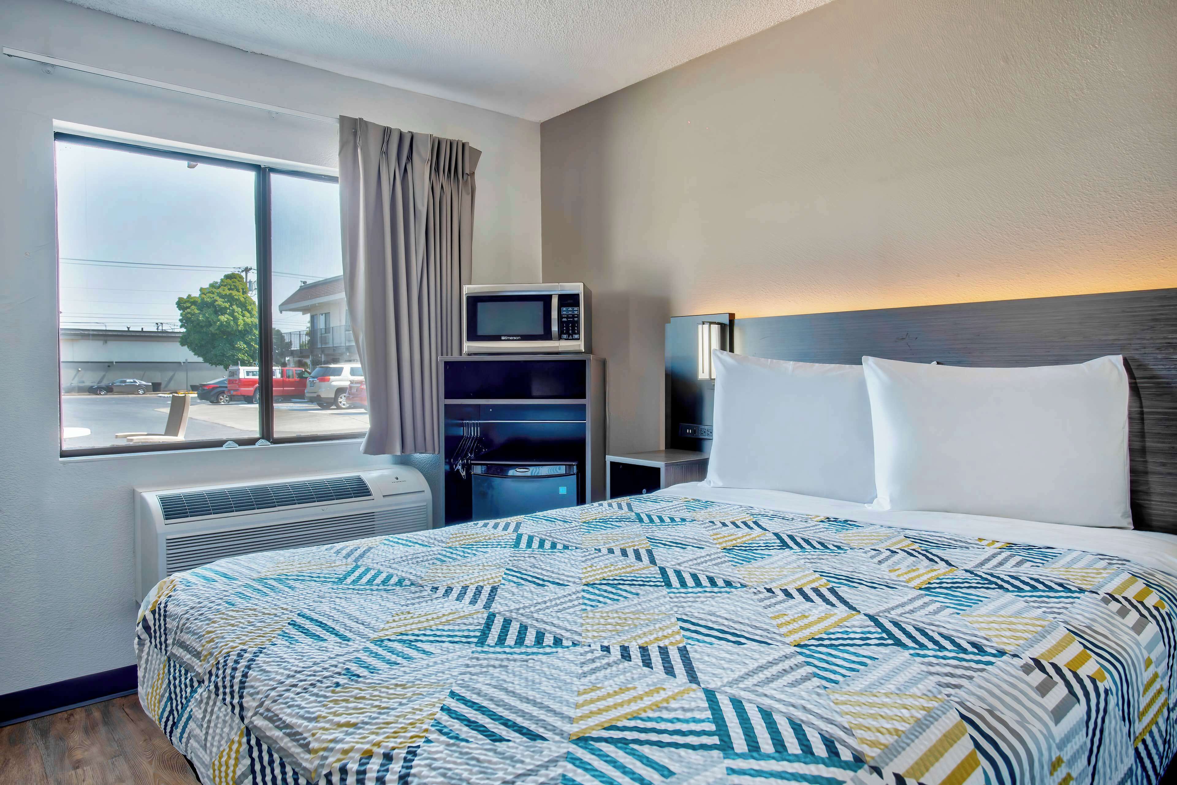 書桌、手提電腦工作空間、遮光窗簾/窗簾、熨斗/熨衫板