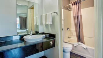 Kombinasi shower/bathtub, pancuran hujan, dan handuk