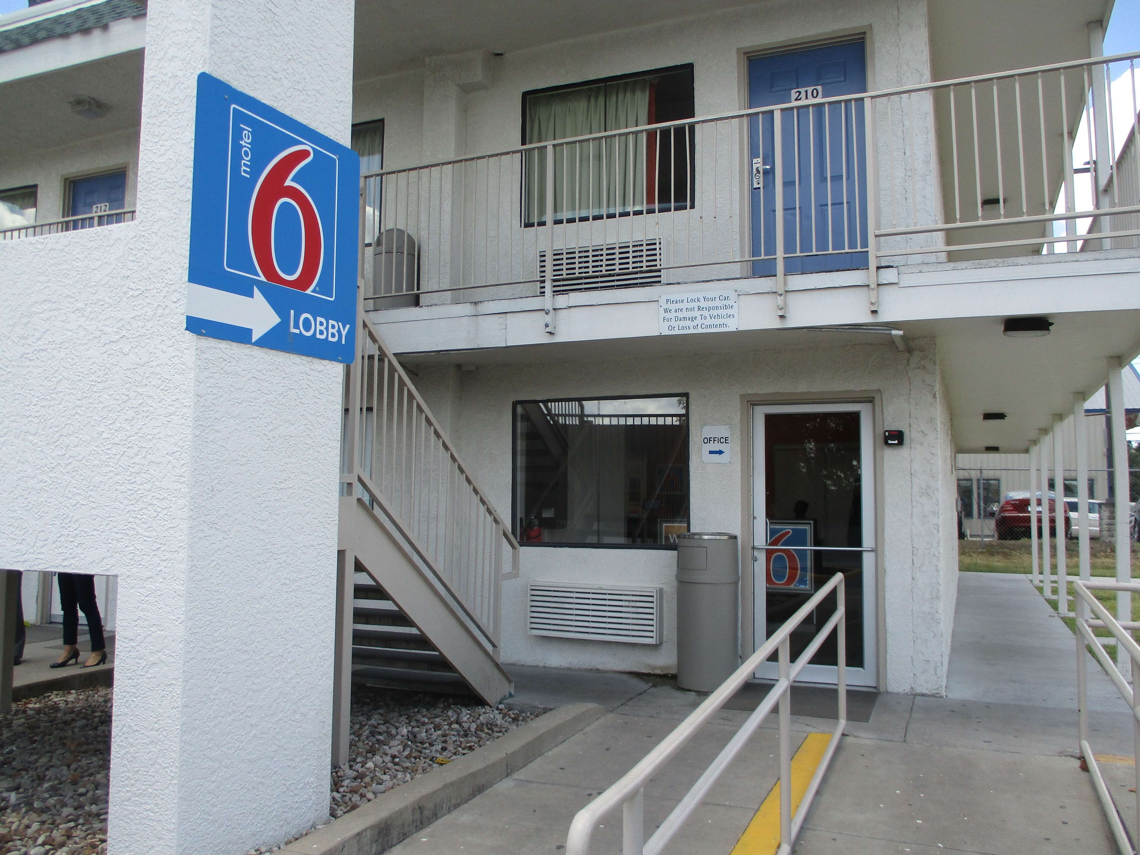 Un motel avec un panneau indiquant que la réception se trouve à gauche.