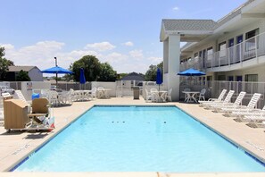 Outdoor pool - Motel 6 Austin, TX - North Central (Austin)