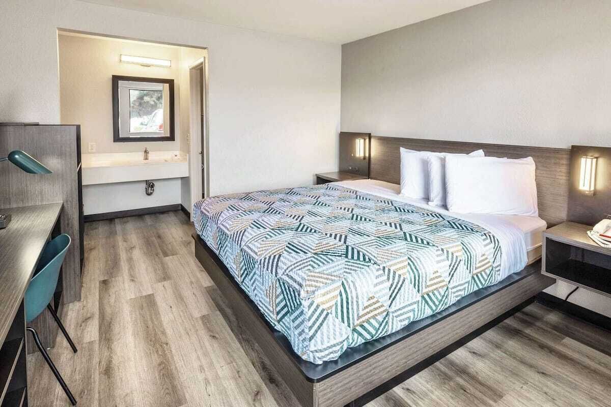 Standard Room, 1 King Bed, Non Smoking, Refrigerator & Microwave | Free WiFi, bed sheets
