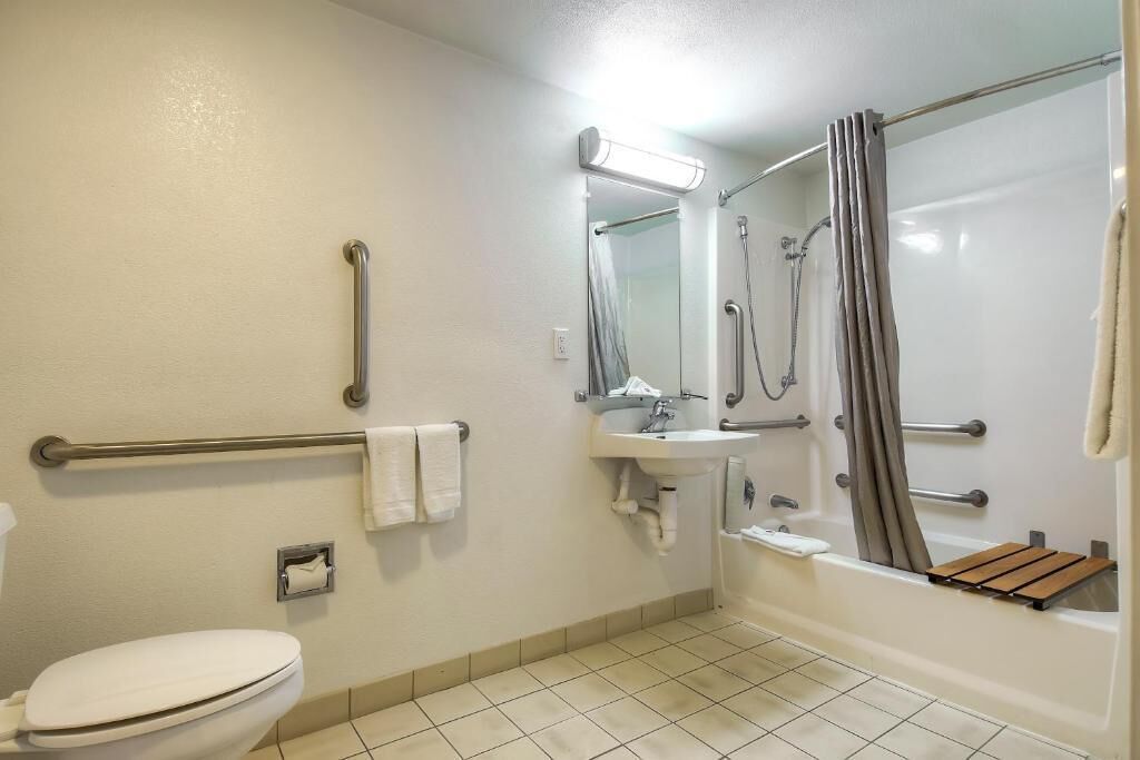 Standard Room, 1 Double Bed, Roll-in Shower, Refrigerator & Microwave | Bathroom | Shower, towels, soap, toilet paper