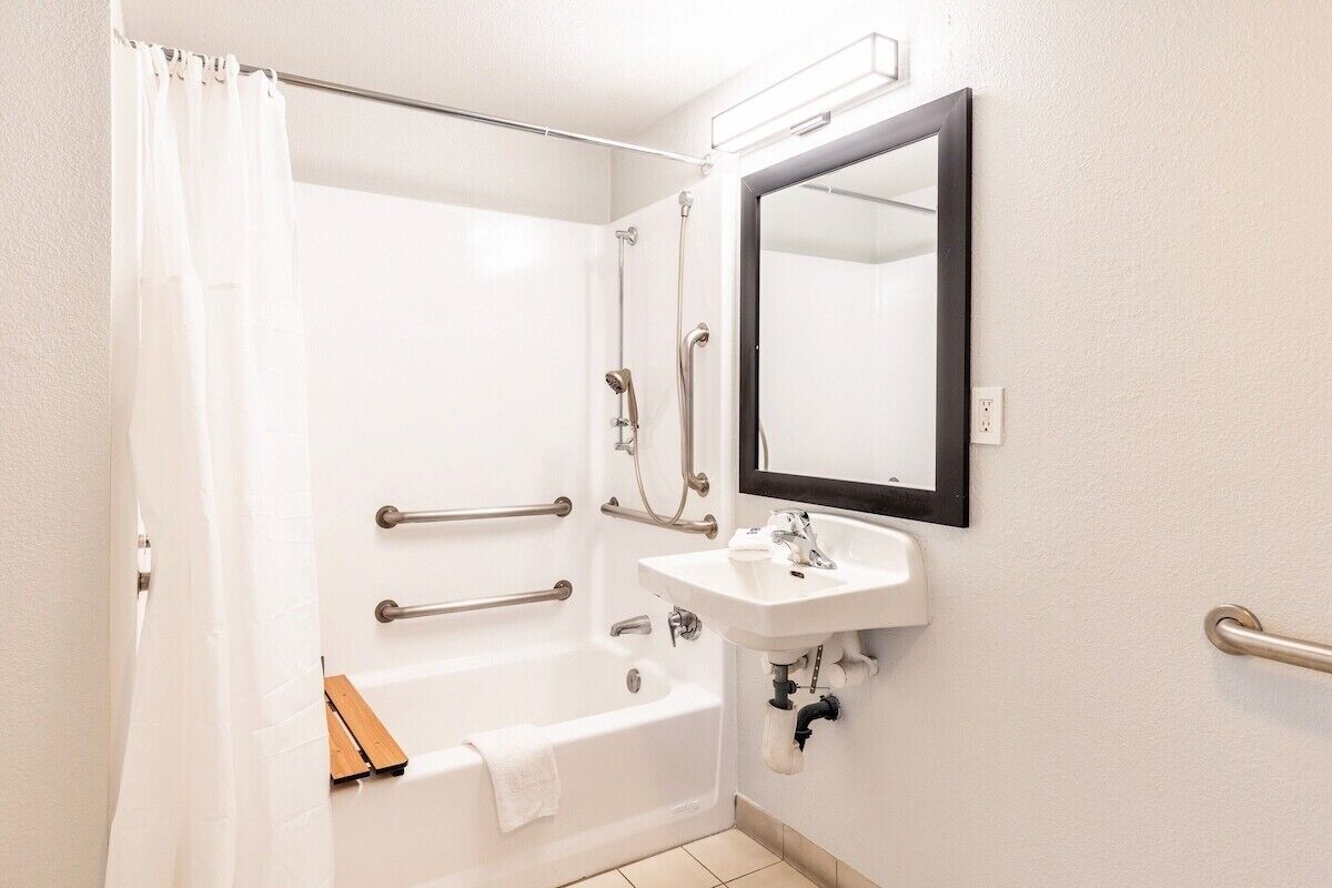 Standard Room, 1 Double Bed, Roll-in Shower, Refrigerator & Microwave | Bathroom | Shower, towels, soap, toilet paper