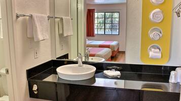 淋浴/浴缸二合一、吹風機、毛巾、肥皂