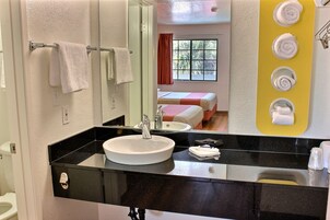 Ducha y bañera combinadas, secador de pelo, toallas y jabón