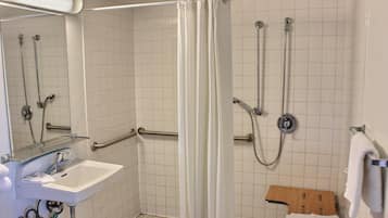 Tina con regadera, secadora de cabello, toallas, jabón