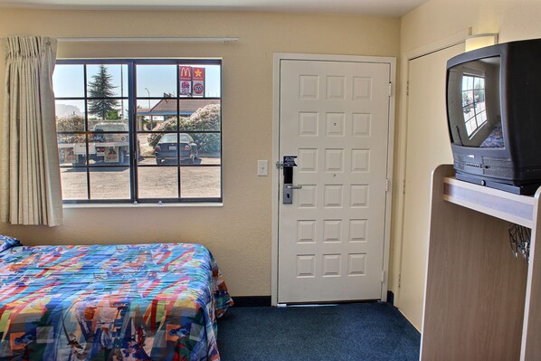 Free WiFi, bed sheets - Motel 6 Coalinga, CA - East (Coalinga)