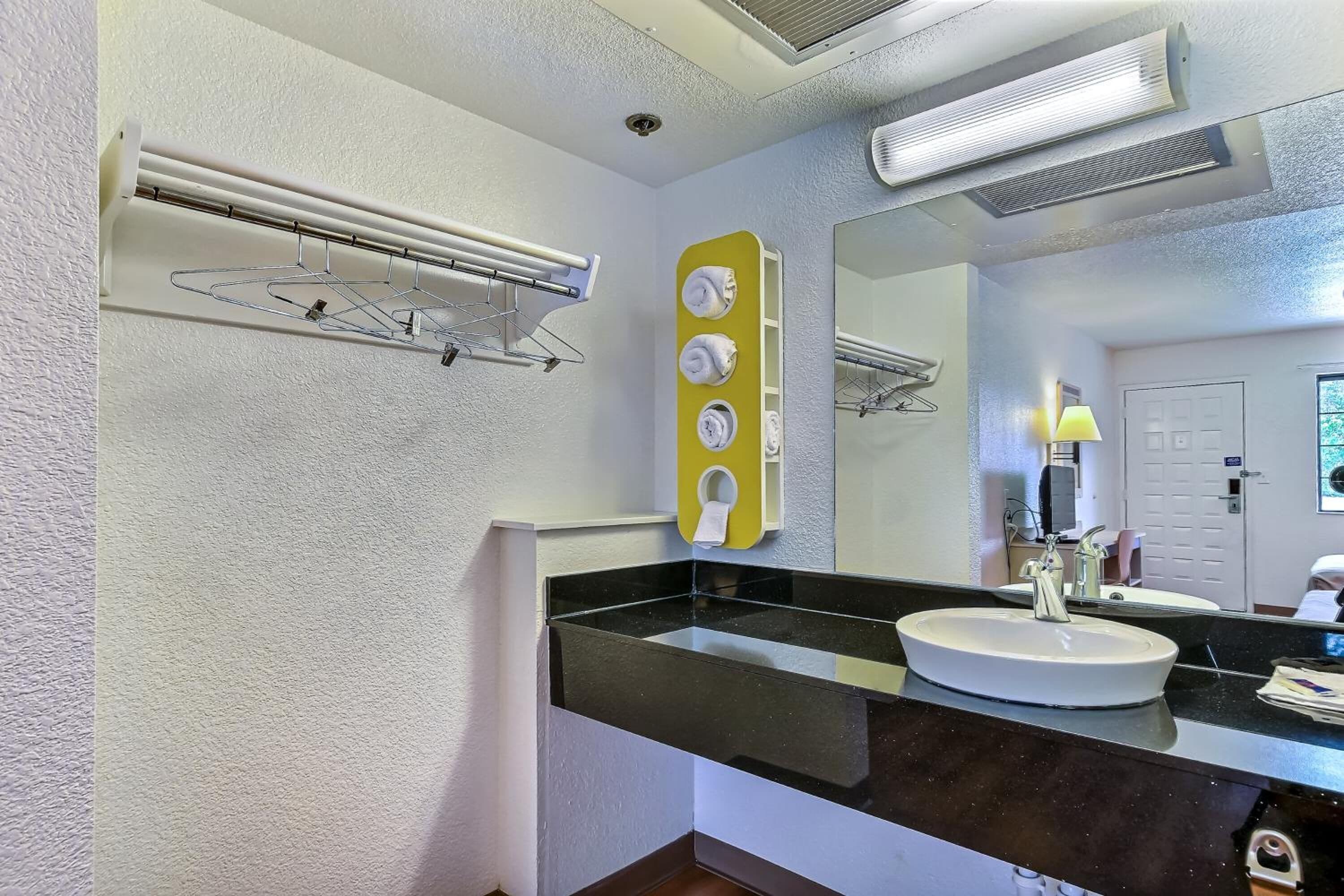 Combined shower/tub, towels