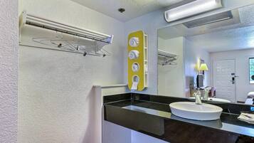 Combined shower/tub, towels