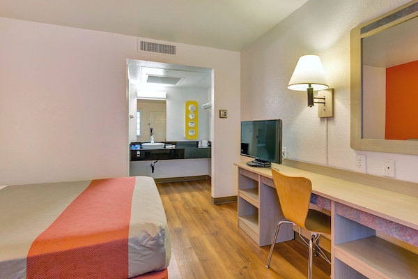 WiFi (free), bed sheets