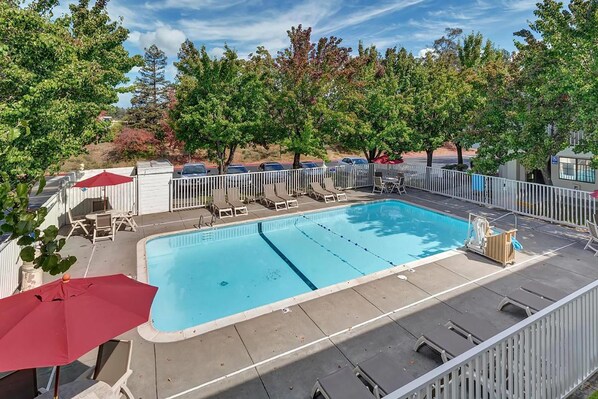 Seasonal outdoor pool - Super 8 by Wyndham Santa Rosa North (Santa Rosa)