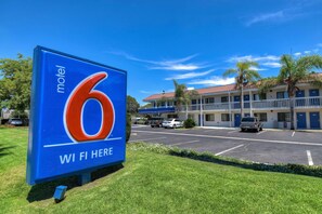 Exterior detail - Motel 6 Pomona, CA - Los Angeles (Pomona)