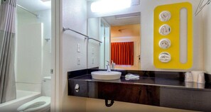 Combined shower/tub, towels - Motel 6 Pomona, CA - Los Angeles (Pomona)