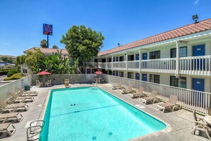 Outdoor pool - Motel 6 Pomona, CA - Los Angeles (Pomona)