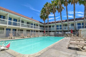 Outdoor pool - Motel 6 Pomona, CA - Los Angeles (Pomona)