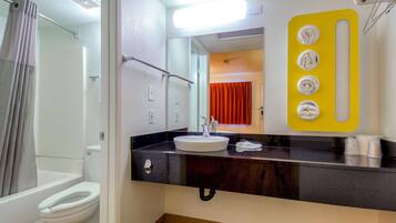 Combined shower/tub, towels