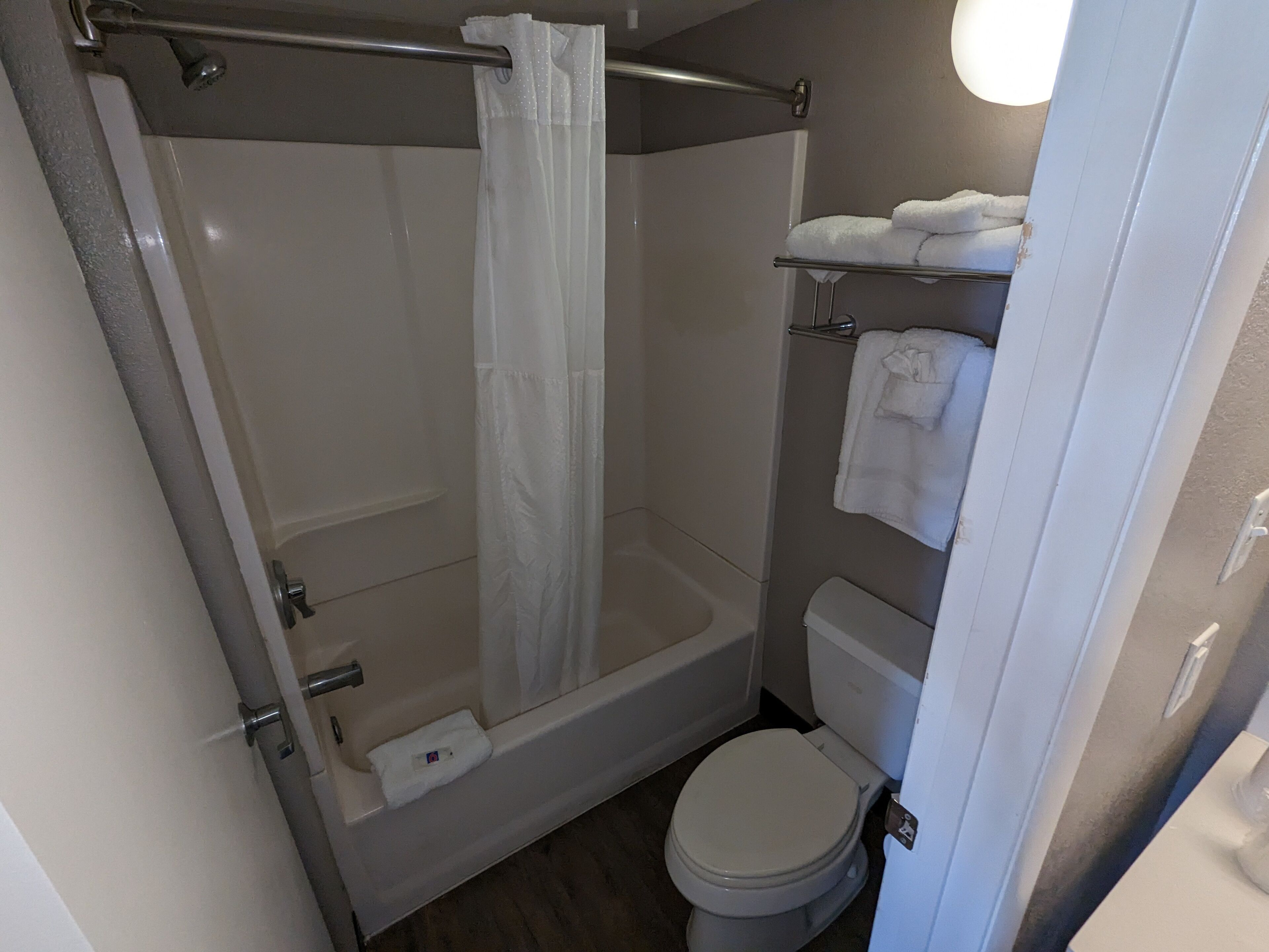 Combined shower/bathtub, towels