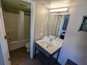 Combined shower/bathtub, towels - Motel 6 Kingman, AZ - Route 66 East (Kingman)