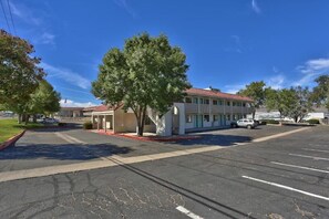 Garden - Motel 6 Kingman, AZ - Route 66 East (Kingman)