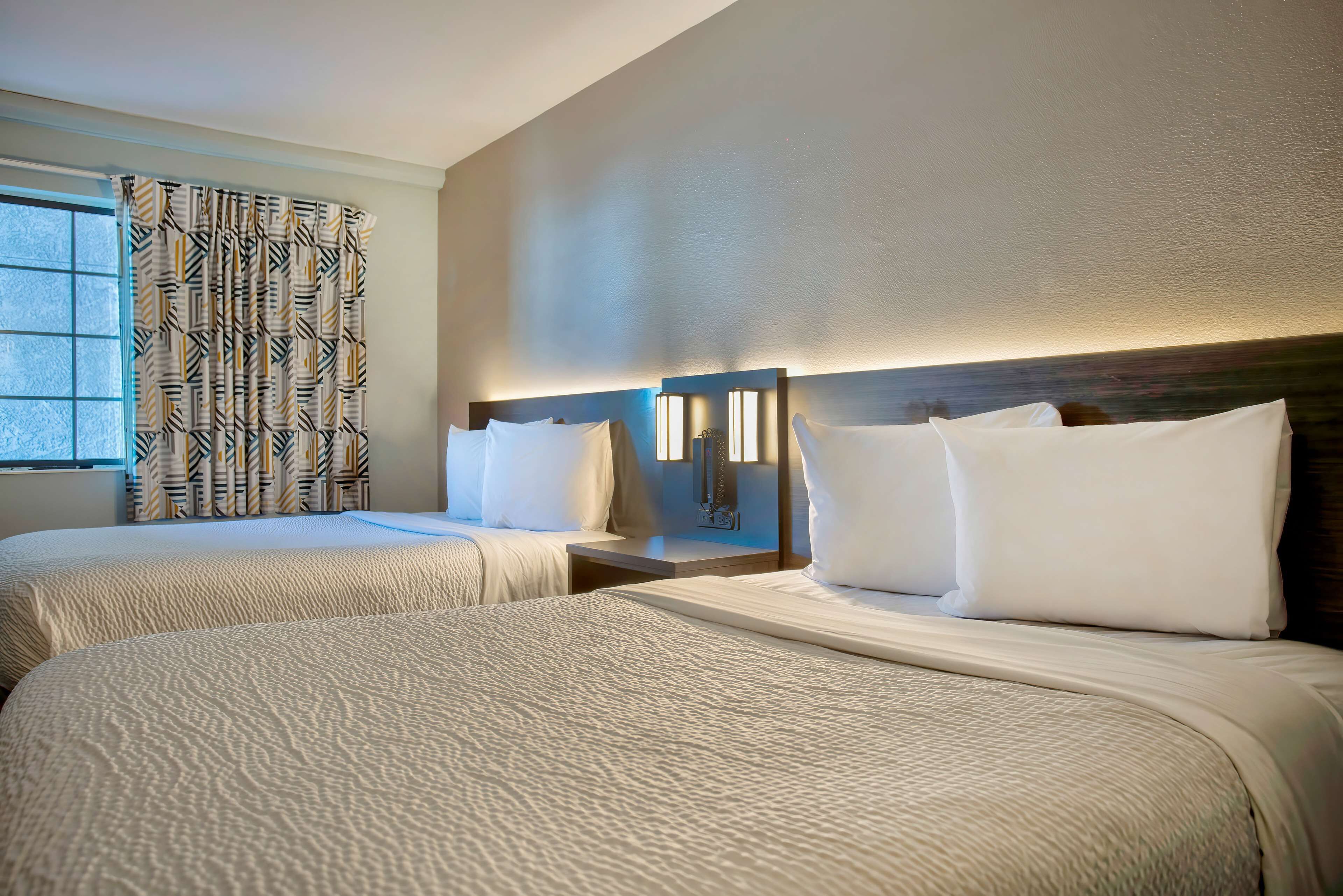 Escritorio, wifi gratis, ropa de cama y acceso para silla de ruedas 