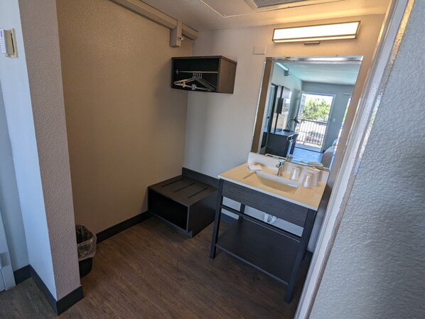 Desk, free WiFi, bed sheets, wheelchair access - Motel 6 Kingman, AZ - Route 66 East (Kingman)