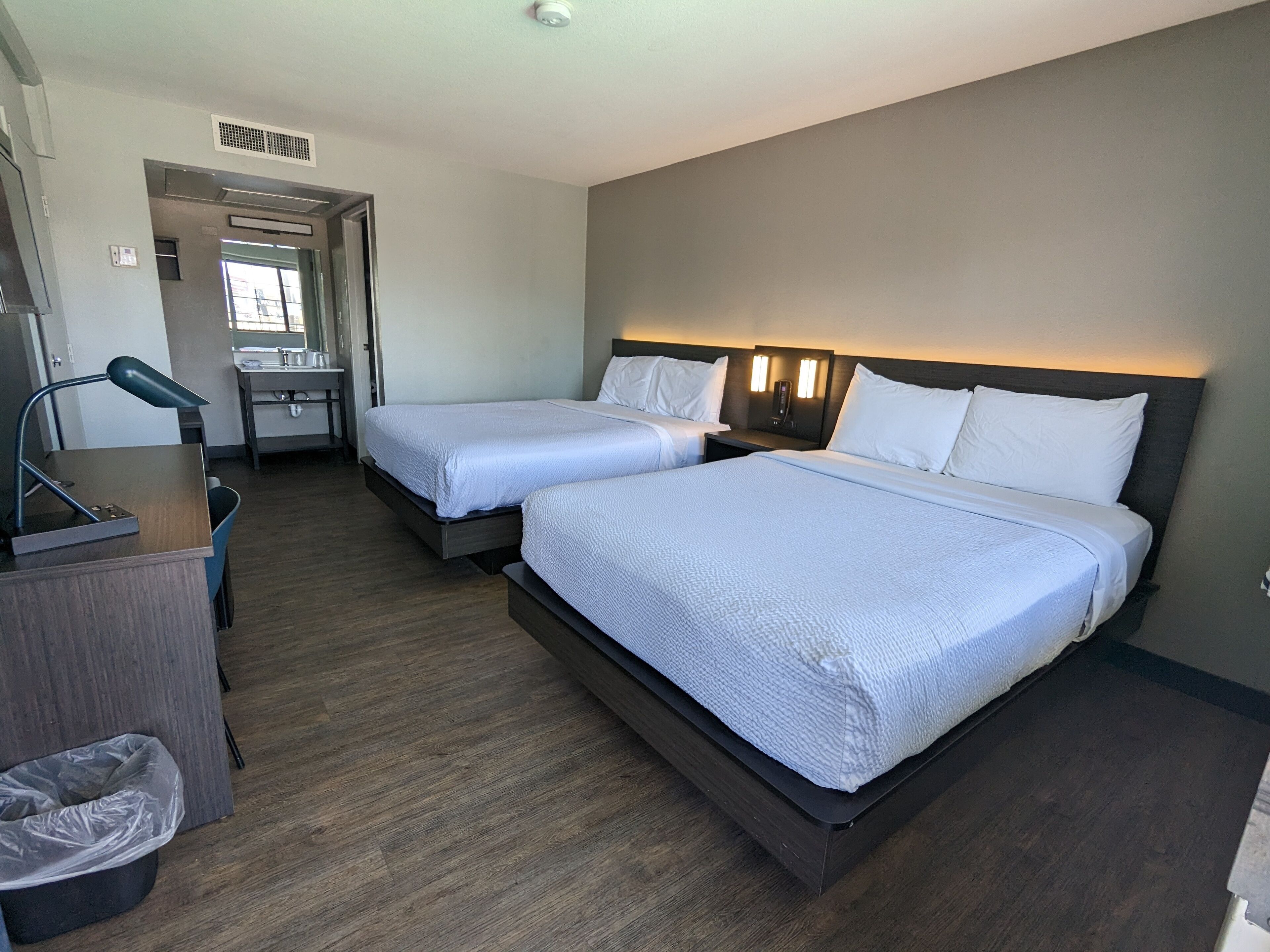 Escritorio, wifi gratis, ropa de cama y acceso para silla de ruedas 